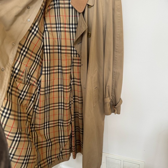 Burberry Men’s Vintage Trench Coat - size medium- great condition- authentic - Picture 12 of 16